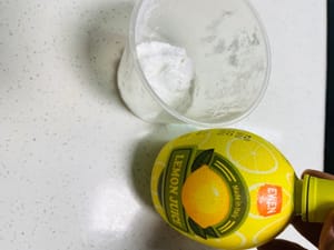 1. In un contenitore separato, pesare 10 g di amido di mais.
2. Preparare il succo di limone.
3. Sciogliere 60 g di burro a temperatura ambiente in un contenitore.
4. Pesare 70 g di zucchero semolato.