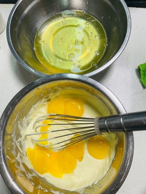 Preparare una ciotola pulita, senza olio e senza acqua, separare l'albume dal tuorlo e sbattere l'albume nella ciotola senza olio e senza acqua per un utilizzo successivo.
