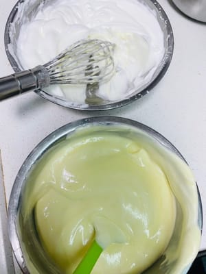 Backofen auf 150 °C vorheizen.
1/3 der geschlagenen Baisermasse zur Eigelbmasse geben und gut verrühren.
Die Anleitung finden Sie im Video.