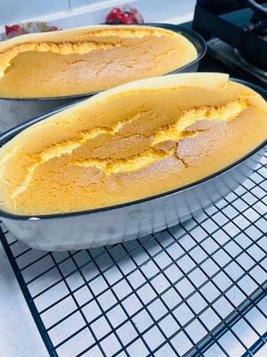 Versare l'impasto preparato nella teglia preparata e scuoterla delicatamente più volte per far uscire eventuali bolle d'aria.
Posizionare la teglia sul ripiano centrale inferiore del forno. Riempire una teglia per l'80% con acqua fredda. Impostare la temperatura del forno a 130-150 °C e cuocere per 1 ora. Se la torta si scurisce troppo durante la cottura, coprire con un foglio di alluminio per evitare che bruci. (La temperatura e il tempo sono praticamente gli stessi di una chiffon cake da 20 cm; sarà necessario regolare il forno di conseguenza.)