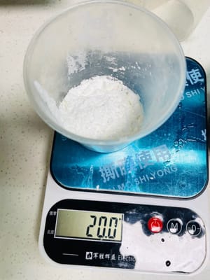 20 g Maisstärke und 30 g Kuchenmehl abwiegen, vermischen und zur späteren Verwendung in einen Messbecher geben.