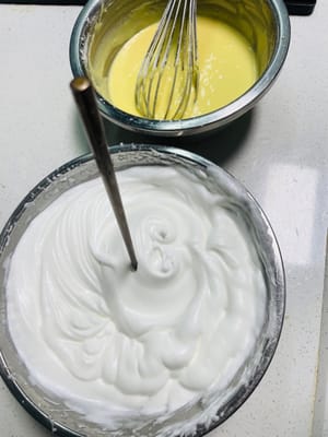 1. Aggiungere 10 g di amido di mais e succo di limone in una ciotola con gli albumi e sbattere fino a ottenere un composto omogeneo. Mescolare accuratamente con una frusta per evitare che la polvere si disperda.
2. (Guarda il video) Aggiungere lo zucchero agli albumi in tre riprese. Dopo la terza aggiunta, abbassare la velocità della frusta e sbattere fino a quando la meringa non avrà raggiunto una consistenza soda e non attorcigliata (ovvero, la meringa sarà abbastanza soda da tenere ferma una bacchetta).