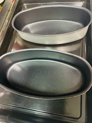 Bereiten Sie die Kuchenform (bei einer Form mit herausnehmbarem Boden den Boden fest mit Alufolie umwickeln, damit beim Backen im Wasserbad kein Wasser eindringt) und das Backblech vor. Da wir dieses Mal die Wasserbadmethode verwenden, müssen Sie im Voraus einen Behälter für Wasser vorbereiten und diesen zusammen mit dem Kuchen in den Ofen stellen.