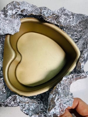 Preparare lo stampo per la torta (se si tratta di uno stampo con fondo rimovibile, avvolgere bene il fondo con un foglio di alluminio per evitare che l'acqua entri durante la cottura a bagnomaria) e la teglia. Poiché questa volta utilizzeremo il metodo a bagnomaria, è necessario preparare in anticipo un contenitore per l'acqua e metterlo in forno insieme alla torta.