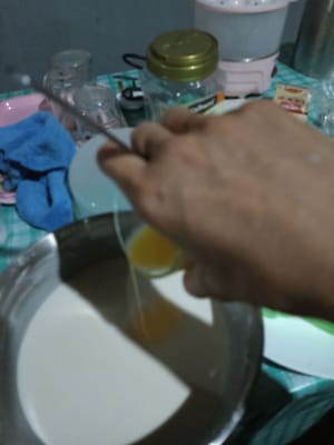 Aggiungere le uova al composto e mescolare fino a ottenere un composto omogeneo.