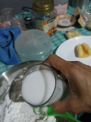 Aggiungere poi il latte di cocco poco alla volta e mescolare fino a quando non si saranno formati grumi.