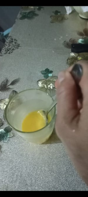 Rompere le uova e sbatterle.