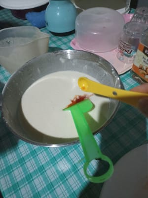 Dopo 30 minuti, aggiungete l'aroma di vaniglia e mescolate di nuovo fino a ottenere un composto omogeneo. Se non vi piace, potete omettere l'aroma di vaniglia, amici.