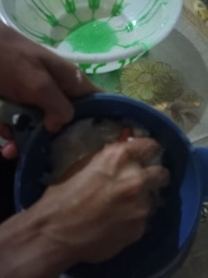 Quindi impastare e strizzare l'acqua per fare il latte di cocco