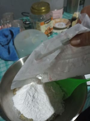 aggiungere la farina di riso al composto di carne.