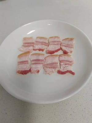 Puedes cortar la panceta de cerdo en rodajas finas o en tiras largas.
