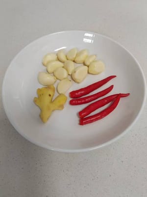 15 g de jengibre, ajo, chile y pimienta.