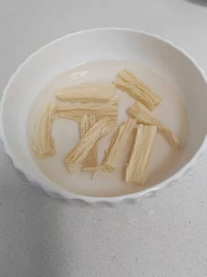 Remojar la yuba en agua tibia durante unos 10 minutos.