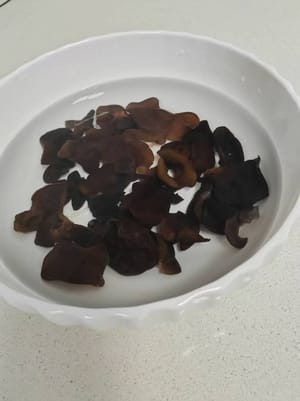 Remojar el hongo negro en agua tibia durante más de diez minutos, luego sacarlo y reservar.