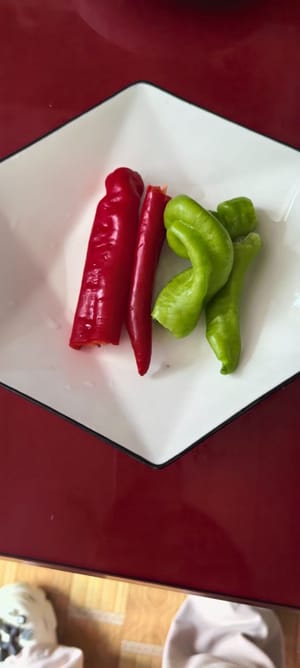 un pimiento verde y uno rojo.