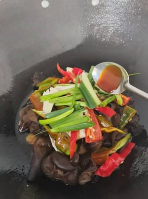 Luego, añade el hongo negro y la yuba, sazona con un poco de sal, una cucharadita de salsa de soja, media cucharada de salsa de ostras y añade pimientos verdes y rojos. Saltea a fuego alto durante 60 segundos y estará listo para servir.