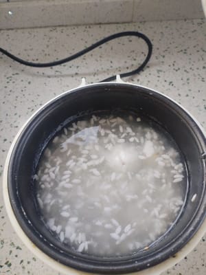 After the sweet wine is boiled, pour in 150 grams of glutinous rice balls and cook.