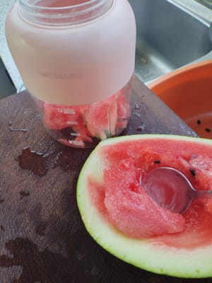 Use a spoon to shake 500 grams of watermelon pulp into a juicer.