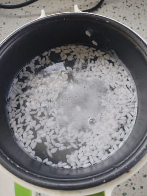 After the water boils, pour in 200 grams of sweet wine.