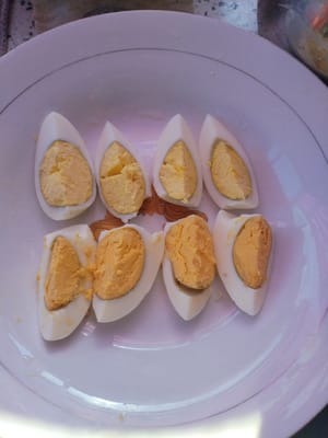 익힌 계란을 배 모양으로 빚어 따로 보관합니다.