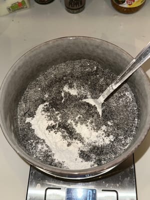 首先将所有材料混合，直到完全混合，并且不粘碗