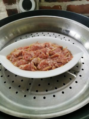 Poi mettete la carne a cuocere a vapore.