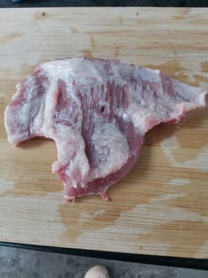 Lavare la carne e asciugarla con un fazzoletto di carta.