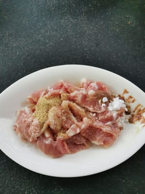 Poi aggiungete tutte le spezie e l'olio, lo zucchero, la salsa di soia, la pasta di gamberi, il sale, il pepe in polvere, la farina di tapioca e lo zenzero.