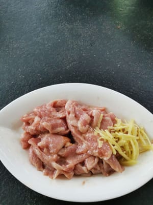 Aggiungete lo zenzero tagliato a fettine e mescolate fino a ottenere un composto omogeneo, quindi lasciate riposare per 30 minuti, in modo che le spezie vengano assorbite.