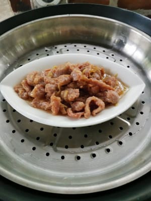 Dopo 10 minuti, aprire il coperchio della padella e cuocere la carne a vapore finché non è cotta.