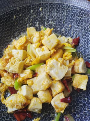 Añade el tofu frito y saltea durante 30 segundos.