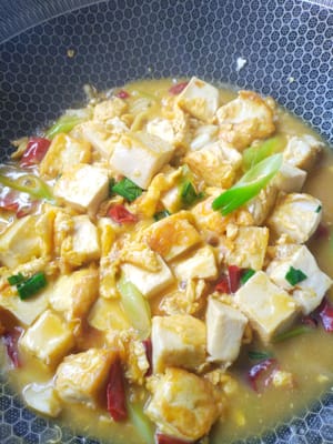Vierta la salsa preparada en la olla y cocine a fuego alto hasta que la salsa esté cocida.