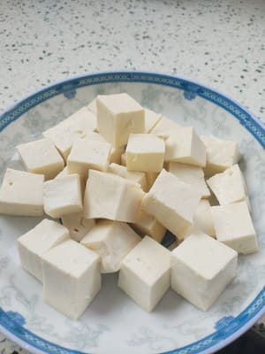 Dar forma al tofu en cuadritos pequeños.