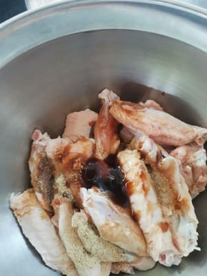 Gewürze (Salz, Pfeffer, Sojasauce, Austernsauce, Sesamöl)