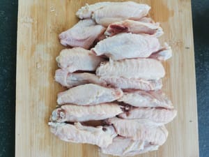 Dann teilen Sie die Hähnchenflügel in 2