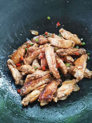 1 Minute anbraten, dann schwarze Sojasauce hinzufügen, umrühren.
