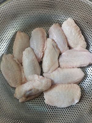 Hähnchenflügel gründlich waschen