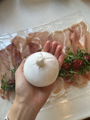 Tiriskan burrata, sobek dan ratakan pada roti gulung
