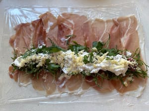 Tambahkan keju parut, serta garam dan merica