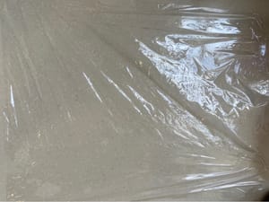 Mulailah dengan membentangkan selembar plastik wrap besar