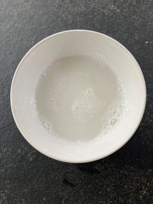 將荸薺粉與200毫升水混合。備用。