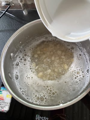 將荸薺粉混合物充分攪拌，然後慢慢加入煲滾的荸薺混合物中。加入時不斷攪拌。這會使湯更濃稠。