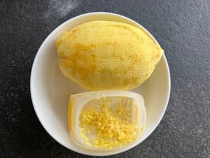 半顆檸檬的皮。