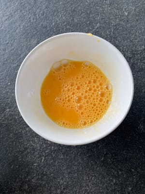 打散雞蛋。備用。