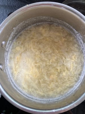 加入打散的雞蛋和半顆檸檬的皮屑。檸檬皮屑使湯變得清香爽口。