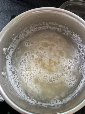 將搗碎的荸薺放入煲滾的糖水中，煮5分鐘。