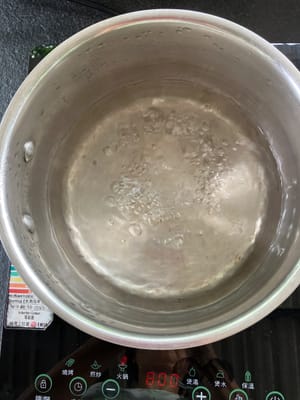 將糖和800毫升水煲滾，直到糖溶解。