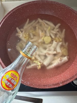 Mettre de l'eau froide dans la casserole et ajouter le vin de cuisson