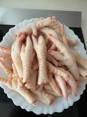 Laver les pattes de poulet à l'eau salée