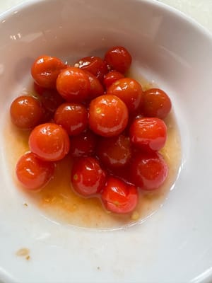 Tomates cerises marinées en option